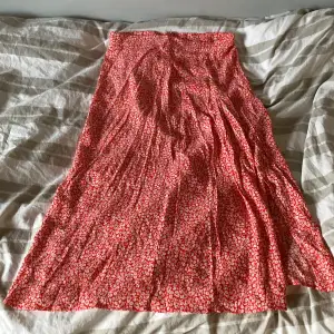 Gullig kjol från h&m. Säljer pga att den är förstor för mig. Står ej för frakt!