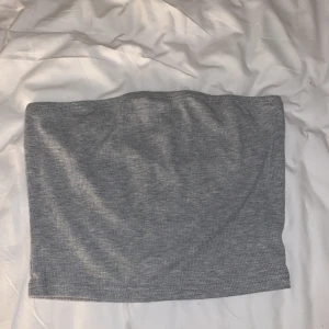 Tub topp - En basic jättefin tubtop köpt på shein, fint skick och inte andvänd så många gånger.❤️