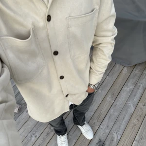 Zara overshirt - Riktigt skön overshirt från Zara. Superbra skick 9/10. Nypris 799kr. Inga byten.