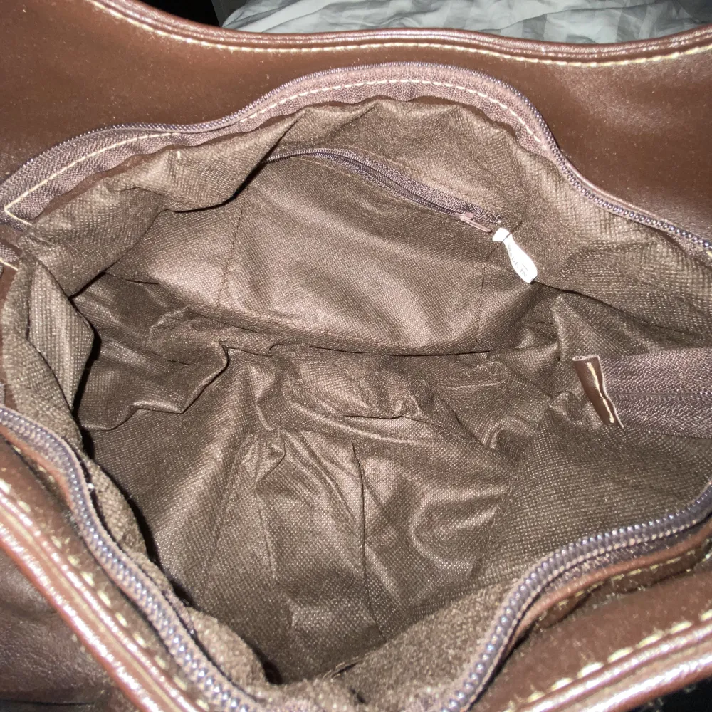 Säljer min bruna handväska som jag fyndat på en vintageshop. Säljer den pågrund av att den inte kommer till användning längre.  Köparen står för frakten och betalning sker via swish. Frakt: 100kr. Väskor.