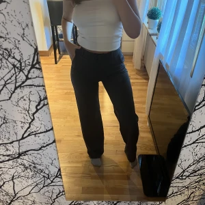 Grå kostymbyxor - Grå kostymbyxor från madlady i strl M-34. (Ser mörkare ut på bilden pga ljuset). 200+frakt. Nyskick! 💗jag är 173🥰