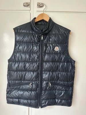 moncler väst - moncler gui väst i storlek 3. skick 9/10. köpt på haiendo shop som garanterar äkthet. (  kvitto från haiendo shop finns)