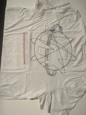 Mk tshirt - använd fåtal gånger. Finns vissa små fläckar som jag aldrig gett mig inpå att ta bort men bör försvinna med lite skrubb. Fraktar endast. Köpt på zalando för ett tag sedan men lyckades ej hitta kvittot.