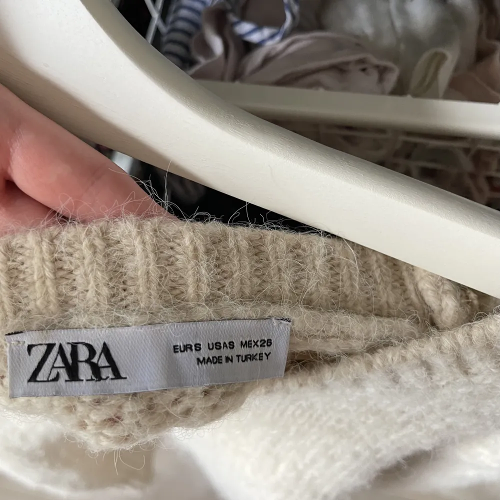 Stickad kortare tröja från Zara i storlek small. Väldigt lite använd och har inga noppor. Nytvättad och har inga defekter. Väldigt fin till kjol och lågmidjade jeans.. Stickat.