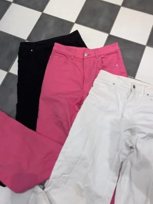 Jeans - Rosa, svarta eller vita. Vida jeans från HM. Billigare pris för alla tre