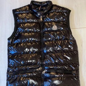 Moncler väst - Säljer min äkta moncler väst pga använder inte längre ca 10 månader gammal. Dma vid intresse 