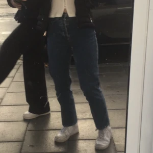 Blåa jeans - Snygga sköna jeans! Varsamt använda. Stretchigt material så fungerar för både storlek 34 och 36. Sitter fint över rumpa och lår.