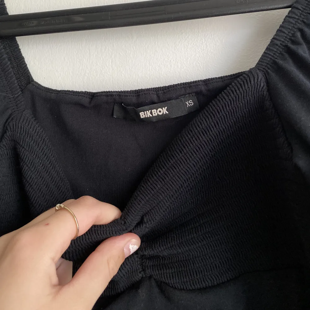 Söt svart blus/tröja ifrån Bikbok i storlek xs🖤 (fläckarna är från spegeln) köparen står för frakten! Använd gärna ” köp nu ”🖤. Blusar.