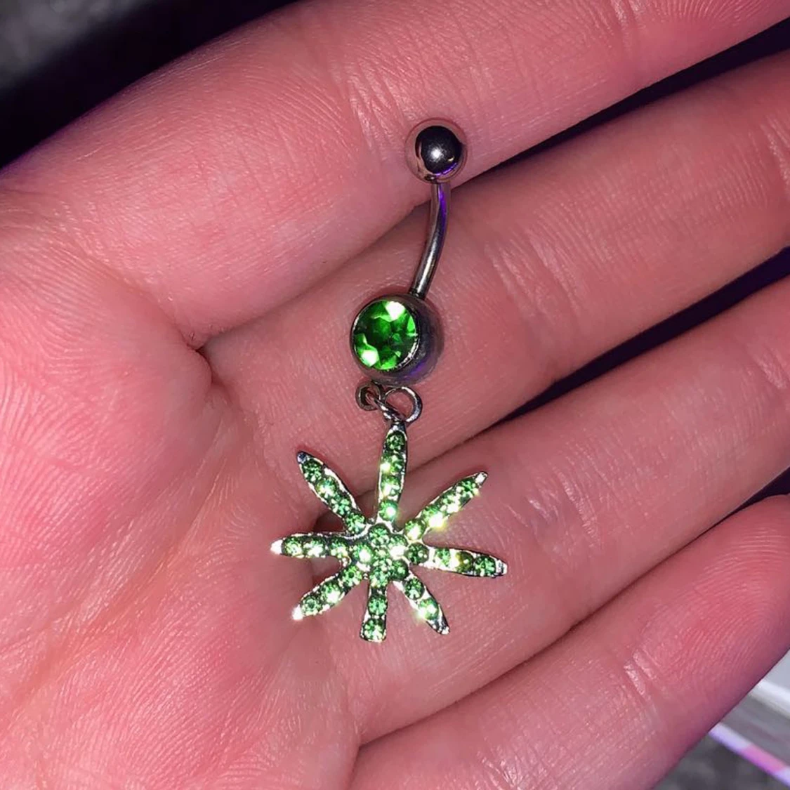 Grönt blad navelpiercing