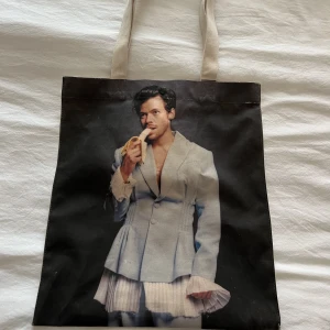 Harry styles tote bag - Harry Styles tote bag som inte kommer till användning, den är köpt i en affär i Danmark och original priset är ca 400kr. Endast använd en gång på en Harry konsert ❤️