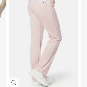 Juicy byxor - Köpte dom på plick, men dom passade tyvärr inte. Dom är i barnstorlek men skulle säga att dom är som en xxs💓Andra bilden är lånad❤️ Skriv om man har några funderingar!⭐️ Frakten står köparen för, priset kan diskuteras!