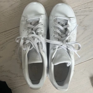 Stan smith skor  - Vita adidas stan smith skor. Använda en gång 💭