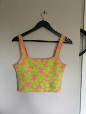 Top  - Retro top vet inte vart den kommer i från men den är en stolen M 