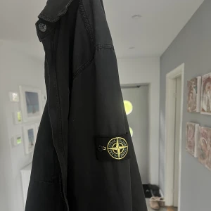 Stone Island Overshirt - Säljer min stone island overshirt/jacka, storlek L, sitter bra på M också. ⭐️🙌🏻Nypris: 4500kr Mitt pris: 1500kr Vid frågor eller funderingar, tveka inte att skriva! 