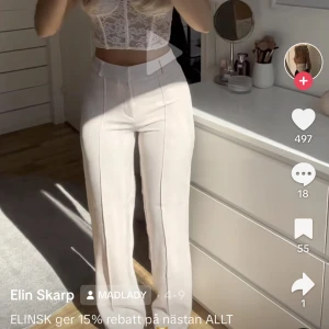 Kostymbyxor - Säljer dessa supersnygga kostymbyxor i den svarta färgen.🩷 Byxorna är så snygga och formar kroppen så bra men är tyvärr förstora för mig och har därav knappt kommit till användning. Skickat är bra och materialet är superskönt! 🩷🩷(lånade bilder)