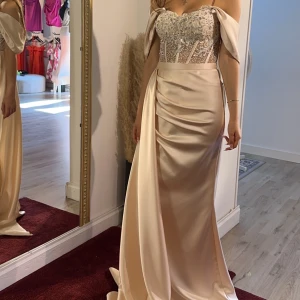 Beige festklänning  - Använd bara en gång 