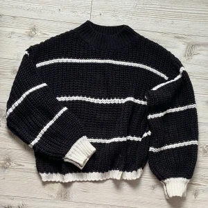 Mysig stickad tröja 🤍🖤 - Supermysig vit/svart randig stickad tröja 🤍🖤 Storlek L men sitter mer som en M. 