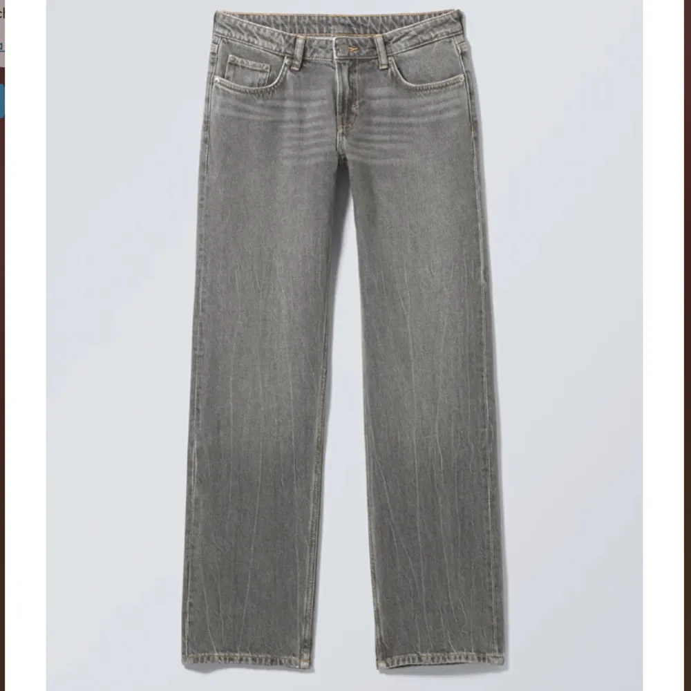 Lågmidjade jeans från weekday i modellen ”arrow low straight”. Säljer pga de passar inte mig. Kostar 590 i butik. Kontakta mig privat för mer info eller bilder.💕. Jeans & Byxor.