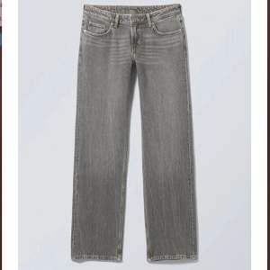 Lågmidjade jeans från weekday i modellen ”arrow low straight”. Säljer pga de passar inte mig. Kostar 590 i butik. Kontakta mig privat för mer info eller bilder.💕