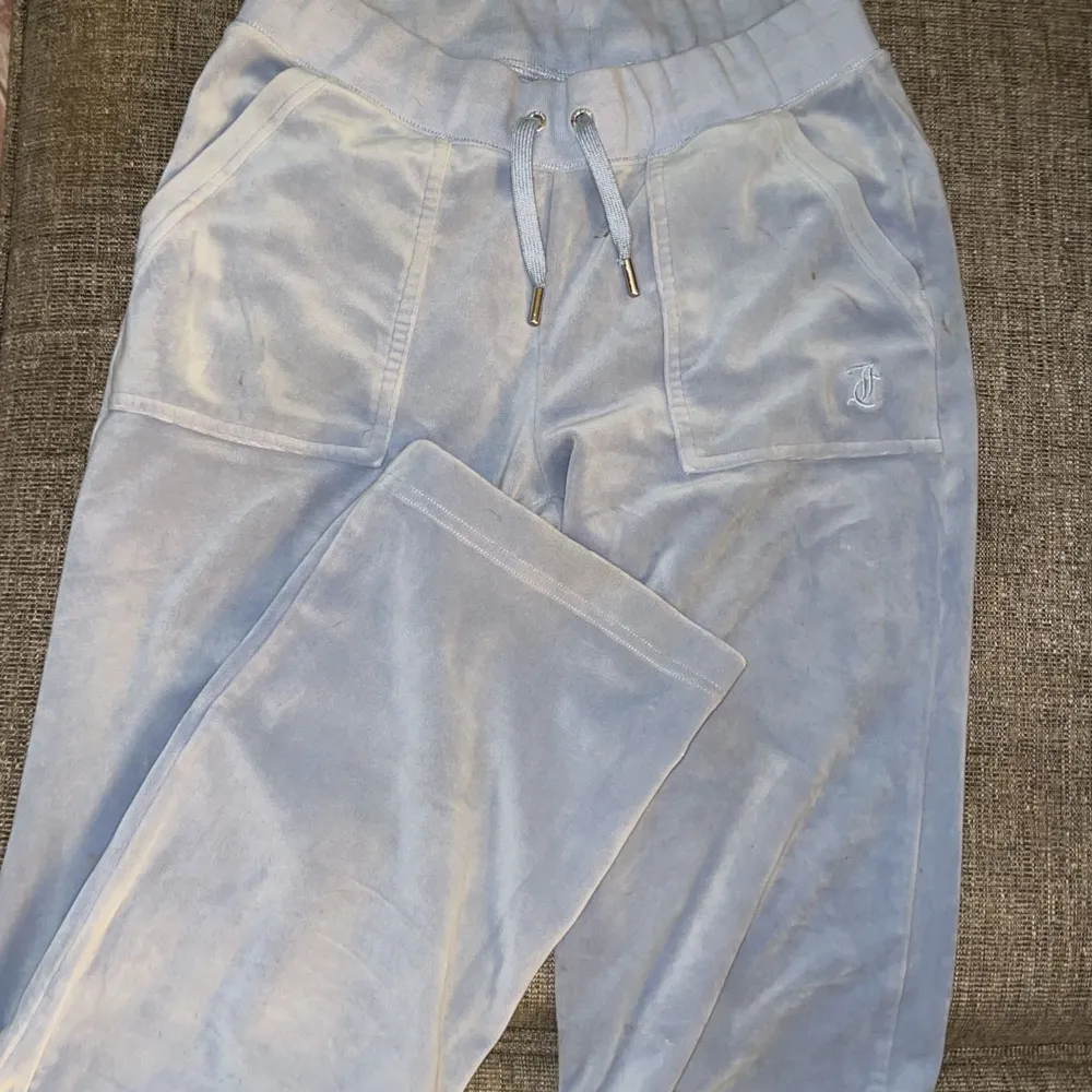 ljusblå juciy byxor fint skick i storlek s.   bytes annars mot svarta byxor i xs. Jeans & Byxor.