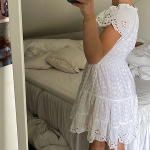 Vit klänning  - Säljer denna snygga vita klänningen från indiska i stolek S!