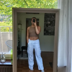 Cargopants  - Vita lågmidjade cargopants knappt använda 