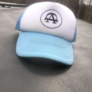 Allcap1 keps - Säljer en allcap1 keps i perfekt skick. Endast använd enstaka gång. Denna modell säljs inte längre. Vid minsta fråga kom dm. Priset är självklart diskuterbart. Mvh Sthlm-Resell.