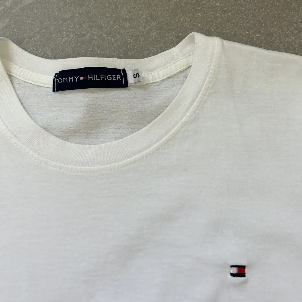 säljer denna basic tommy hilfiger t-shirten som knappt är använd, jättefint skick💕💕hör av er vid frågor💕💕. T-shirts.