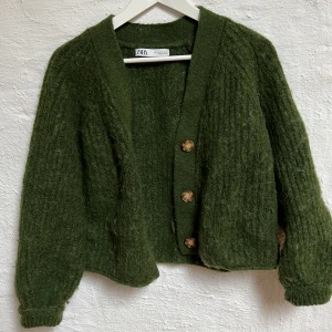 Stickad tröja zara - Mysig mörkgrön stickad kofta/tröja från zara i strl S. 