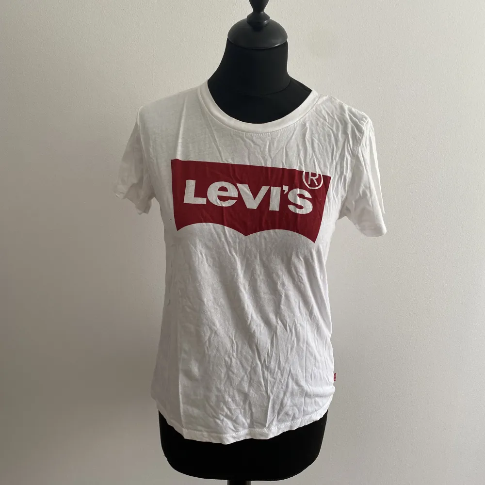 Basic Levis bomulsthshirt, använd men vid gott skick, lite ytludd. Strl XS. T-shirts.