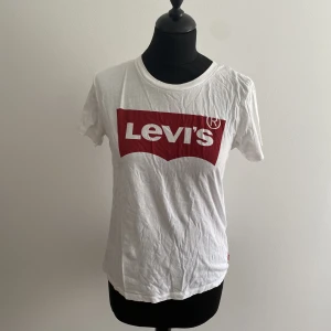 Levis bomulls T-shirt  - Basic Levis bomulsthshirt, använd men vid gott skick, lite ytludd. Strl XS