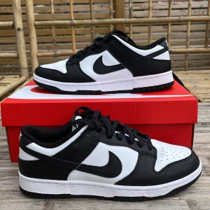 Nike dunk low ”panda” ⚫️⚪️ - Nike dunk low panda⚫️⚪️ en otrolig populär sko och en otroligt clean colourway till ett riktigt bra pris, skicket är nästan helt perfekt och det finns inga skador på skorna alls!😄 ÄKTENHETSBEVIS FINNS! Skriv om ni har några funderingar alls!😄