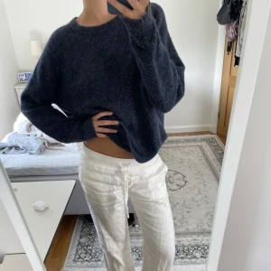 Stickad tröja från Carin Wester - Mörkblå stickad tröja från Carin wester. Tröjan är i mohair blandning🫶 