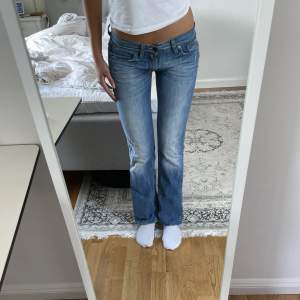 Mellanblå lågmidjade jeans från Hugo Boss. Tidigare köpta secondhand men är i så fint skick🫶 Jeansen har en rak/utsvängd passform💘