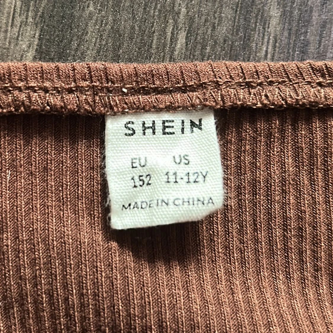 Brun urringad klänning - 91