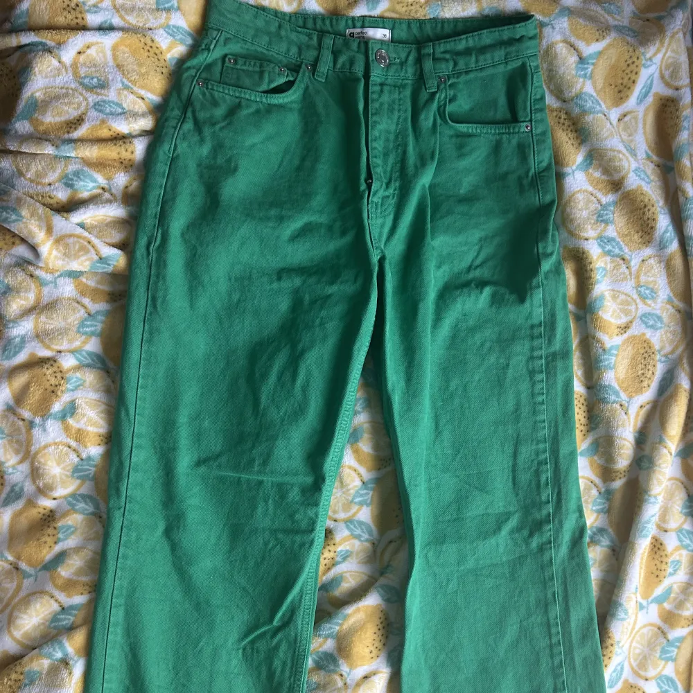 Gröna jeans från Gina Tricot, använda 2-3 gånger och säljer dem för att de har blivit för små tyvärr. :( Säljes för 100 kr <3. Jeans & Byxor.