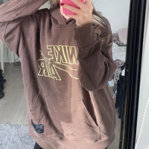 Oversized nikehoodie - Brun nikehoodie som är oversized och använd fåtal gånger! Pris kan diskuteras!🩷