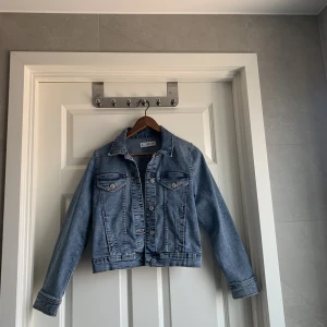 Blå Jeansjacka  - Blå jeansjacka från Mango. Köptes i Spanien i deras butik för 550. Jag säljer då den inte kommer till användning  Jag kan sänka priset vid snabb affär 