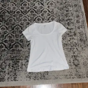 En vit urringad T-shirt köpt på lager 157 storlek xs.  Köparen står för frakten. 