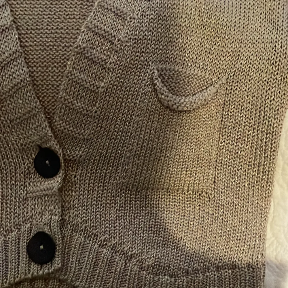 Söt stickad kortärmad tröja, storlek 1 vilket motsvarar xs ungefär😊😊. . Tröjor & Koftor.