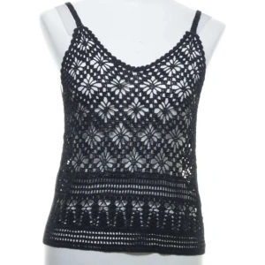 Linne S.Oliver - Svinsnyggt linne/festtopp från s.Oliver som jag endast säljer då den ej passar mig med lite större byst (nyskick)! Otroligt virkat mönster i mörkblått med en hint glimmer⭐️storlek 40 men passar även en 38/ en större S! Nypris 390kr🤞