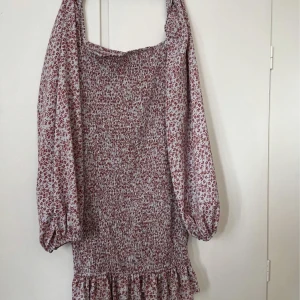 Klänning  - En jätte fin blommig klänning som endast är använd 1 gång. I storlek L men är mer som M i stl men med stretchigt matrial Köparen står alltid för frakten  80kr