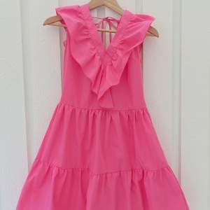 Här kommer en oanvänd rosa klänning i nytt skick. Säljer på grund av att varan var för liten för mig när jag testade den. Klänningen är i storlek S