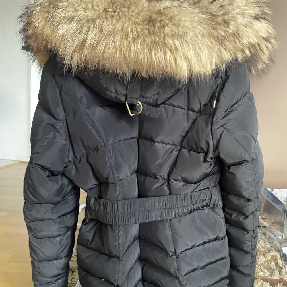 Köpt förra vintern från Hollies i Stockholm, jackan är knappt använt och är i nyskick. Psst, äkta päls.. Jackor.