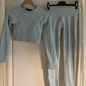 Ribbat träningsset  - Ribbat ljusturkost träningsset från Missguided, både tröja och byxor är storlek S🤍 Tryck gärna på köp nu🤍