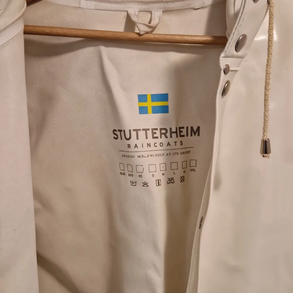 2 year old raincoat from Swedish brand Stutterheim, sparsely used and in great condition. . Jackor.