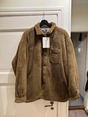 Acne Studios ny Teddy fleece jacka  - Använd 2ggr. Taggen finns kvar. Den är storlek 46 men är en bit oversized. 