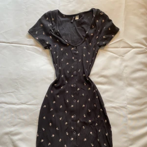 blommig klänning 🌷 - oanvänd klänning med rosa blommor från HM💋