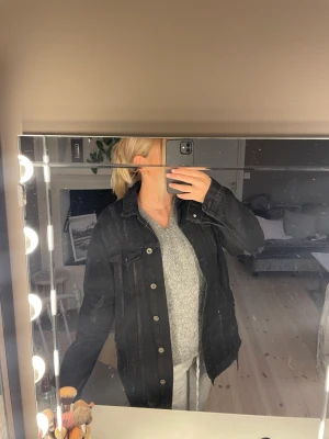 Jeansjacka  - Säljer min balla jeansjackai  med slitningar från pull&bear, superfint skick då den knappt är använd🙌🏼Strl S men sitter oversized så passar även M/L