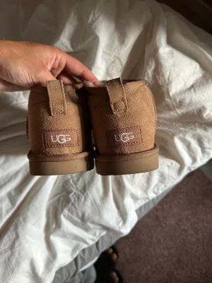 Uggs ultra mini chestnut - Endast använda en gång, i jättefint skick. Strl.38. Säljer för 1000:-. Köpta för ca 1700-1800:-.
